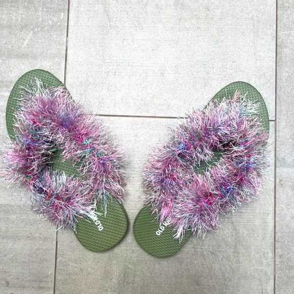 NWOT festive fun flip flops! Shades of purple & pink yarns make these special🌸 - Picture 1 of 7